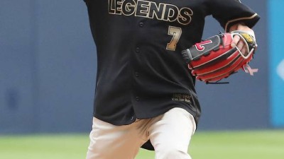 '유격수 레전드' 김재박 전 감독, 한국시리즈 1차전 시구...가수 이창섭 애국가