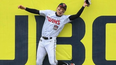 또 너야? '한화팬 PTSD 온다' LG 박해민, 1차전 1회부터 '담타기' 호수비 [KS1]