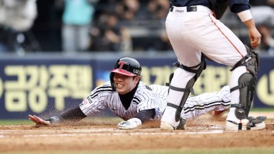 '이런 행운이 다 있나' 주자가 미끄러졌는데 수비가 못 봤다, LG 홍창기 추가 득점 [KS1]