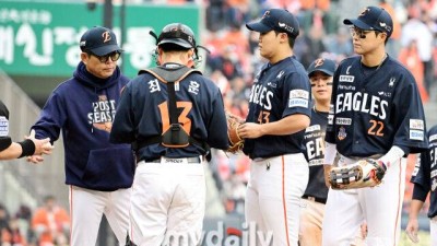 '이럴 수가' PO 난세 영웅 신인 '볼넷→HBP→강판' 4실점 빌미 제공했다…한화 패배 위기 [MD잠실 KS1]