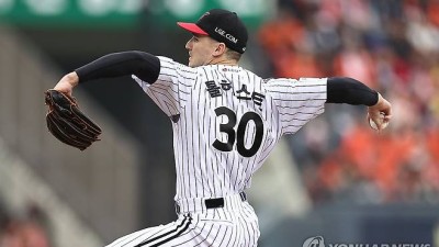 교체 선수로 LG 유니폼 입고 KS 1차전 역투 펼친 톨허스트