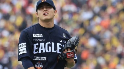 플레이오프서 펄펄 날았던 한화 문동주, 한국시리즈는 긴장됐나...4⅓이닝 4실점 부진