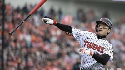 홈런에 배트 던진 LG 박해민 안 넘어갔으면 월드스타 될 뻔 했네요[KS]