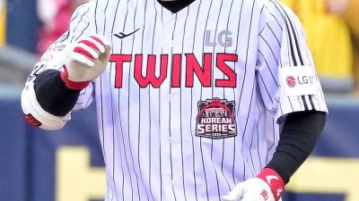 제가 한 경기만 잘 쳤어도 자력우승 발목 잡은 타격 부진…문보경, KS 1차전 '멀티히트+멀티타점' 만회 성공 [KS1 인터뷰]