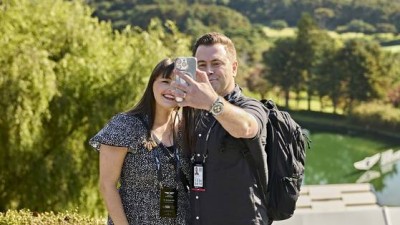 아기 재우며 본 중계가 행운 불렀다…영국 부부의 한국 여행