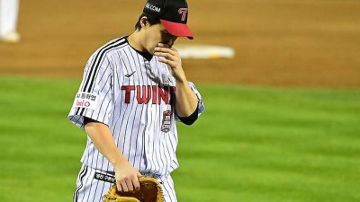 득점 지원 좋았는데→수비 실책이 문제였나…'한화 킬러' 임찬규, '볼넷-실책-볼넷' 4이닝 못 채우고 조기 강판 [KS2]