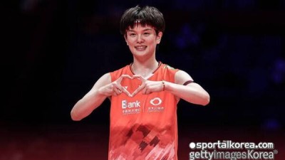 처참하게 져놓고도 웃어? 中 여론 맹비난…안세영과 함께 웃었다가 뭇매 맞은 '세계 2위' 왕즈이