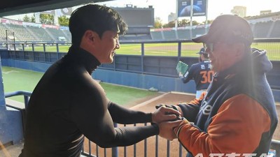 폰세 염탐? LG 오지환, 갑자기 한화 더그아웃에 나타난 이유 [잠실스케치]