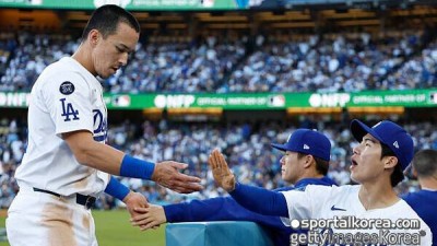 '아뿔싸' 한국 대표팀 선수가 월드시리즈에서 역적이 되다니...말도 안되는 실수→역전 3점 홈런, 다저스, 토론토에 2-4로 밀린다