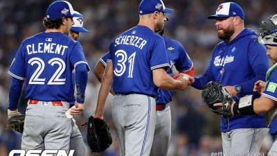 홈런 2방 얻어맞은 '사이영상 3회' 레전드, 5이닝 채우지 못하고 강판 [WS3]