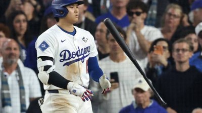 “차라리 거르고 말지” 2루타-홈런-2루타-홈런, 그리고 고의사구 4개...오타니, PS 최초 기록 [WS3]