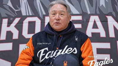 '한국시리즈 2연패' 한화 김경문 감독, '준우승 전문' 타이틀 벗을 수 있을까