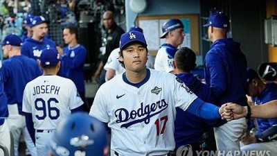 피곤해보인 오타니, 게레로에 역전 투런포 허용… WS 11타석 연속 출루 끝 [WS4]