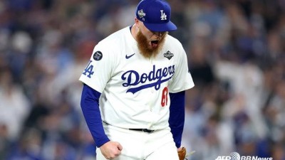 하룻밤 새 축하메시지 1000통, 전설의 악수 요청... 18회 역투서 LAD 살려냈더니, 대접이 달라졌다