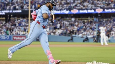 '오타니 왜 7회에도 올려서' 로버츠의 과욕, LAD 역전 기회도 놓쳤다... TOR 4차전 승리→시리즈 2승 2패 [WS]