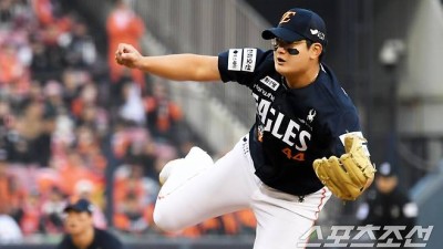 김서현, 팔 스윙이 바뀌어야돼 78세 국민감독의 애정가득 조언…벽에 부딪친 아기독수리, 돌파구 찾을까 [SC포커스]