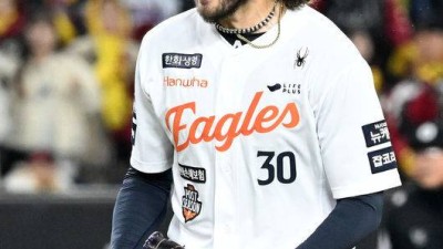 '어쩌면 마지막' 폰세는 할만큼 다 했다, 김현수에게 홈런 맞았지만…6이닝 6K 2실점 '한화 PS 첫 QS' [KS3]