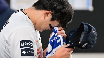 잘 던져놓고 왜 오열했나…그래봐야 21살 투수, 한 달 내내 마음고생→친형도 뜨겁게 끌어안았다 [KS3]