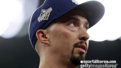 '엄청난 충격' 다저스 대재앙 발발, 토론토 리드오프 홈런 이어 백투백 HOME RUN까지...로버츠도 헛웃음