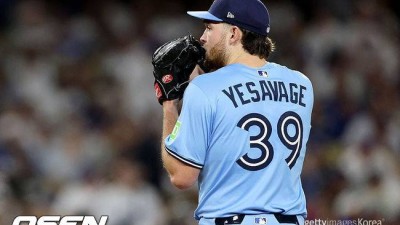 '언터쳐블' KKKKKKKKKKKK 22세 괴물 루키의 호투에 토론토가 또 웃었다..다저스 제압→시리즈 3승 2패로 캐나다행 '우승까지 1승 남았다' [WS5]