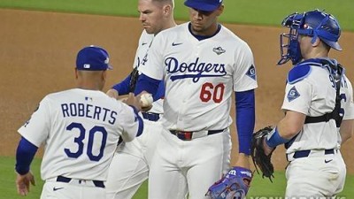 최악의 불펜과 감독-잠자는 오타니와 베츠… 다저스가 벼랑끝 몰린 이유 [WS5]