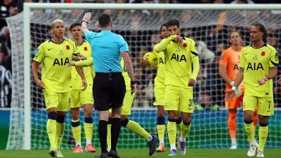 심판의 큰 실수 축구화가 벗겨졌는데, 히샬리송 '골' 대신 '경고' 폭발…SON 없는 토트넘 '자중지란', 프랭크 '우승' 공수표