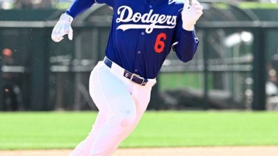 '통산 263도루' 로버츠 감독, 김혜성과 베이스 러닝 도중 '꽈당' 몸개그