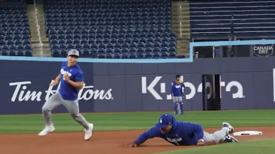 김혜성과 대결서 '꽈당', 망신당한 로버츠 감독…하지만 다저스 선수단 사기 북돋았다