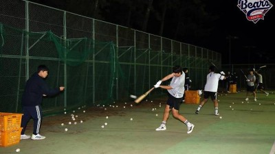 한국은 한국시리즈 축제인데…미야자키에서 칼 가는 9위 팀 두산