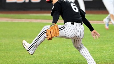 '아차' 가랑이 사이로 빠진 번트. 일부러 안잡은 '신스틸러'의 센스. 병살타가 됐다[KS5]