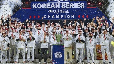 LG의 품격 있는 우승 세리머니…한화 팬들도 아낌없는 박수