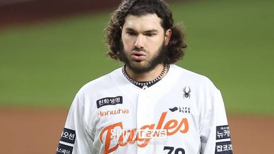 다 사라진 한화 더그아웃, 폰세만 마지막까지 지키고 있었다… 한국에서 마지막 풍경 직감했을까