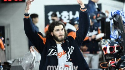 한화 팬들 최고 폰세는 왜 마지막까지 한화 더그아웃 지켰나, 내년에 韓에서 또 보나 대전에서 LG가 세리머니를, 이제 아이 걱정뿐