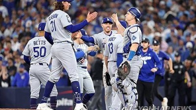 다음날 선발투수, 공 3개로 무사 2,3루 막다… LAD, 기적의 7차전행 [WS 6]