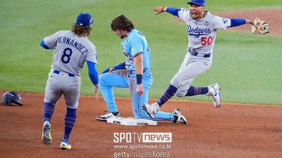 하필 타구가 거기에 꼈을까…토론토 9회말 대역전 드라마 찬스 놓쳤다