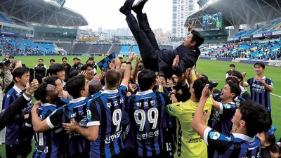 이청용의 ‘감독 저격’ 세리머니 논란, 신태용은 왜 추락했나