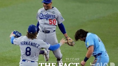 다저스, '단기전은 이런 것'…7차전 선발 투입 '초강수'로 토론토 3-1 격파 [WS 6차전]
