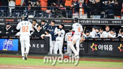 '아쉽다, 한화 준우승' 김경문과 선수단 마지막 미팅, 어떤 말 오갔을까…한화 잘 싸웠다 생각보다 좋은 성적 나왔다, 내년 잘 준비하자