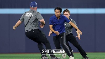 티켓값 200만 원 넘는데…'3.9m 담장 뛰어내린' 관중, 성조기 들고 뛰었다