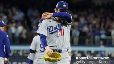 살았다...경기장에서 눈물 펑펑 흘렸던 日영건 사사키, '무사 2·3루' 위기에서 강판→소방수 덕분에 안도의 한숨