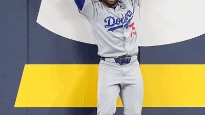 위험한 행동이었다…공 잡았다면 최소 동점, '대수비 요원'이 다저스 구했다