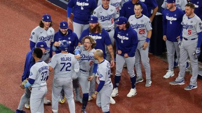 다저스 기사회생, 토론토 우승 아직 아니다..로하스 9회 1사 극적 동점 홈런 [WS7]