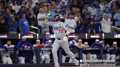 '믿을 수 없는 역사적인 장면' 김혜성 못 나올 수밖에 없었네...경쟁자 로하스, 9회 초 동점 홈런 작렬