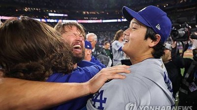 '전설' 커쇼, 우승하고 기쁨의 눈물로 은퇴