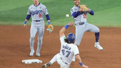 김혜성 7차전 연장서 월드시리즈 극적 데뷔, 우승 순간 그라운드서 함께하다