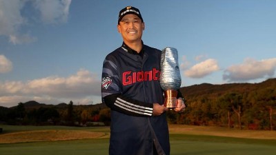 18년 만에 첫 감격 우승...그런데 왜 롯데 유니폼을 입고 시상식에 등장했을까