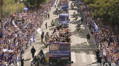 'WS 2연패' 다저스, LA서 자축 퍼레이드…김혜성도 트로피 들고 '방긋'