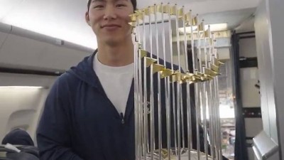 WS 우승 트로피 든 김혜성… 7억원 수준 보너스 받을듯