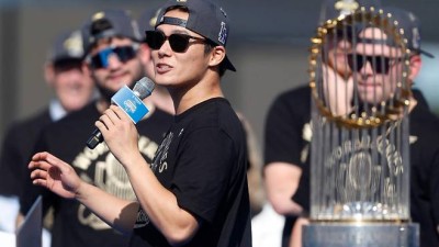 다저스, 25만 인파 속 카퍼레이드...마이크 잡은 야마모토 패전은 선택지에 없었다