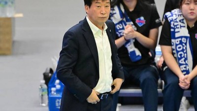 꼴찌로 추락한 우승후보, 사령탑도 당황…리시브 안 되니 뭘 할 수가 없어 [수원 현장]